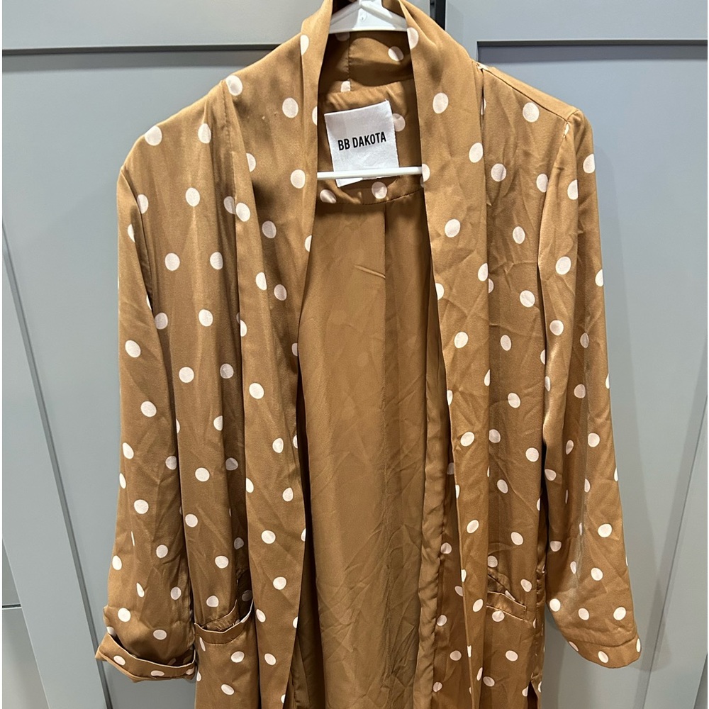 Duster, shacket… tan with white polka dots. Anthropologie.